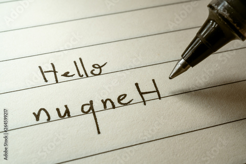 Fotografie Nerd lerning Klingon language writing Hello nuqneH word in Klingonese on a noteb