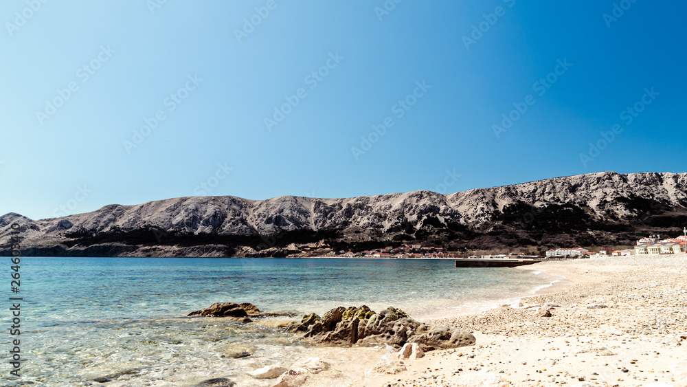 Obraz premium The bay of Baska in a sunny day