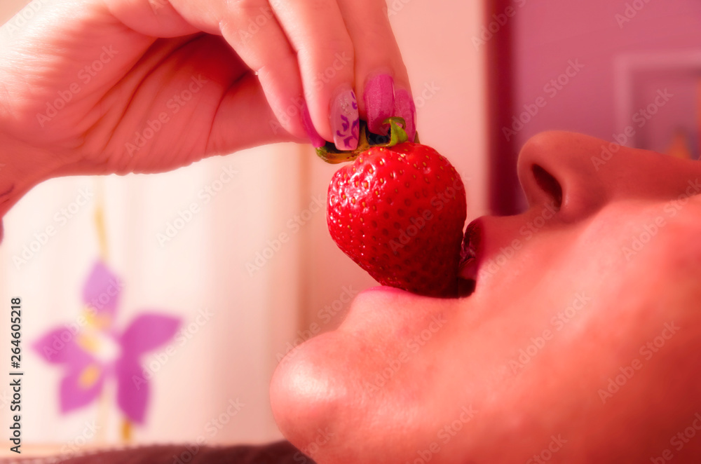 Obraz premium woman holding strawberry in hands