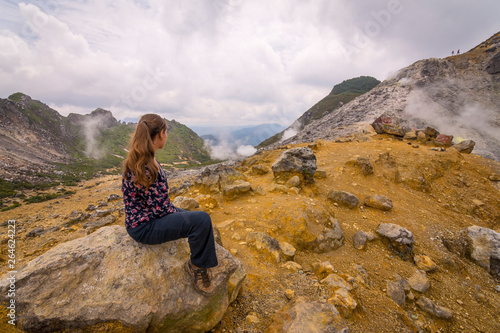 mujer mirando un volcán