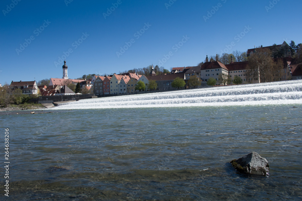 Naklejka premium Blick über den Lech auf die Landsberger Altstadt