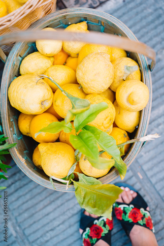 Fototapeta Naklejka Na Ścianę i Meble -  Wicker basket full of lemons on the italian street od Corniglia