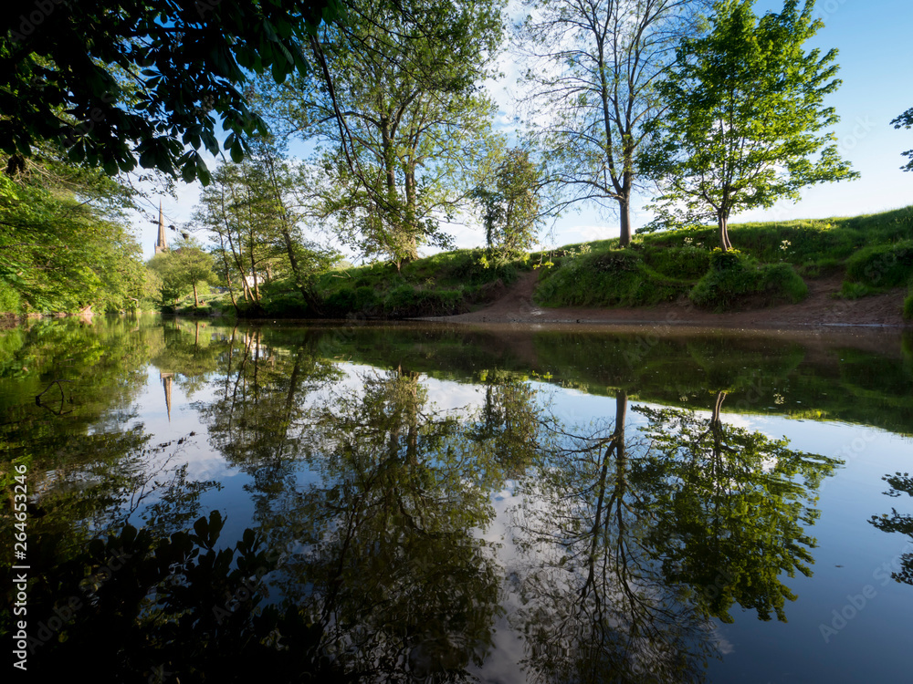 Obraz premium UK, England, Monmouthshire, Monmouth River Monnow