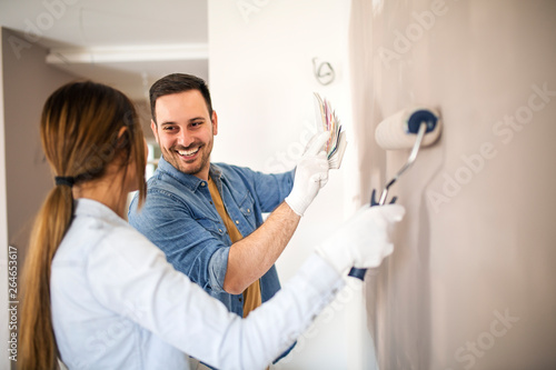 Foto Man and woman renovating apartment.