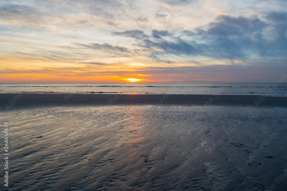 Sonnenuntergang am verlassenen Strand 