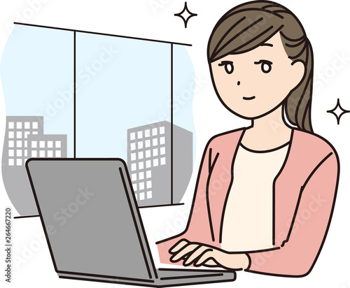 オフィスでPCを使って仕事をする女性