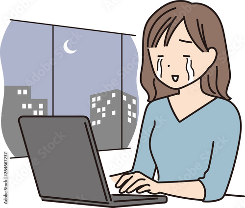 オフィスで残業する女性ワーカー