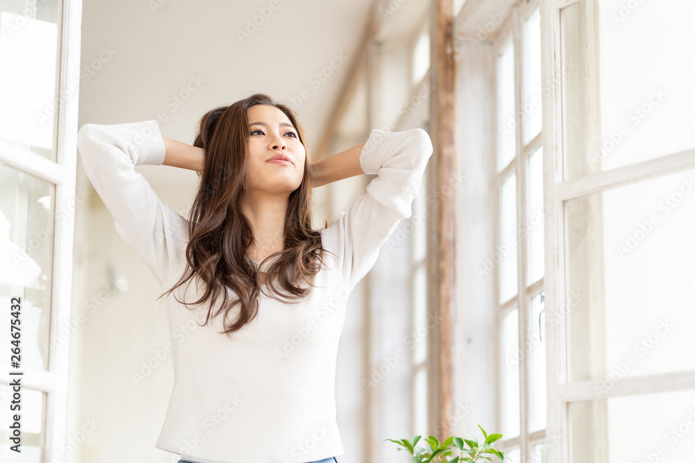 部屋でリラックスする女性 部屋でリラックスする女性