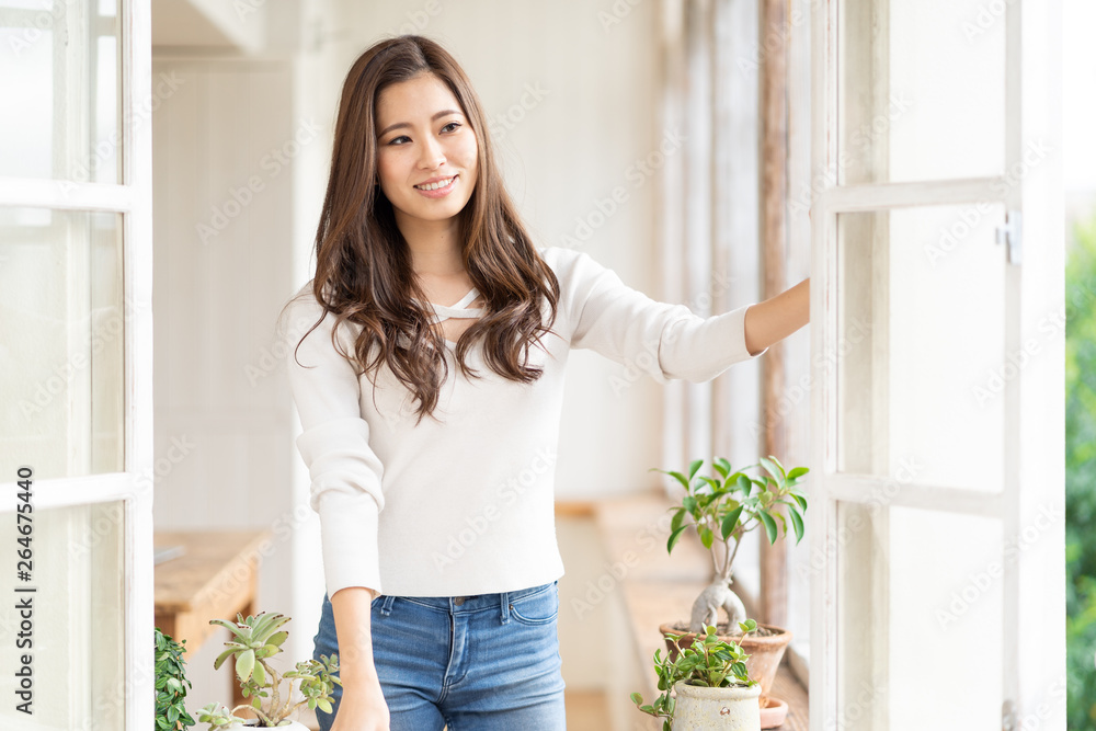 部屋でリラックスする女性 部屋でリラックスする女性