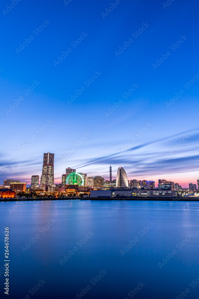 Obraz premium Nocny widok Minatomirai