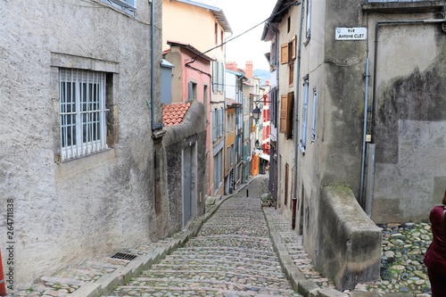 Ville Le Puy en Velay en Haute Loire - Auvergne - Rue pav  e en pente en escalier