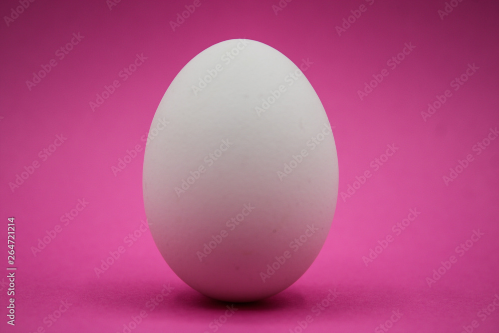 Uovo bianco con sfondo viola.