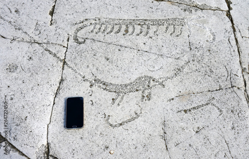 Felsritzungen - Fels der Äxte aus der Bronzezeit photo