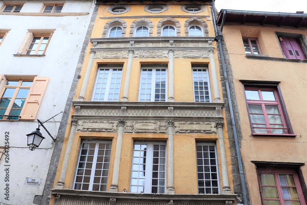 Ville Le Puy en Velay en Haute Loire - Auvergne - Facades d'immeubles typiques