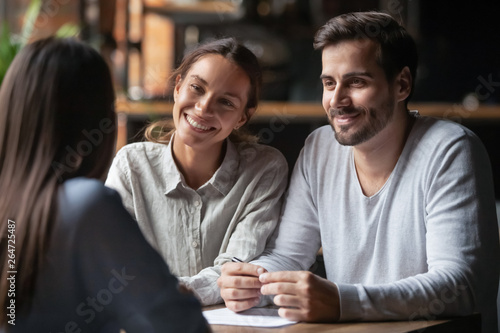 Foto Smiling diverse hr managers listening female job candidature