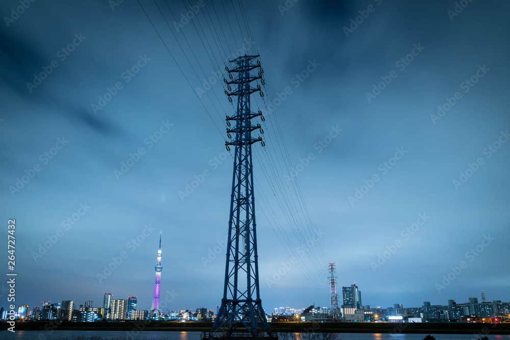 夜の荒川の鉄塔