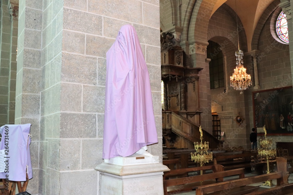Ville Le Puy en Velay en Haute Loire - Auvergne - Statues de saints voilées pour la fête de Pâques