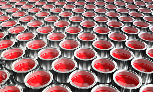 Viele Farbdosen mit roter Farbe