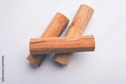 Foto close up of sandalwood isolatd on the white background