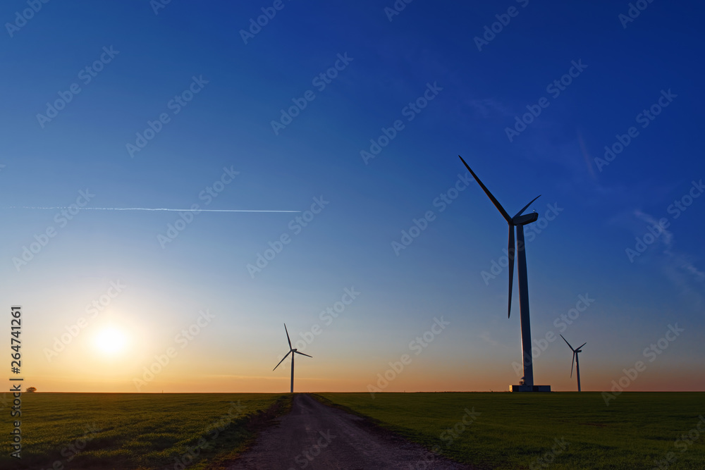 Obraz premium Wind turbine in the plain of Beauce 