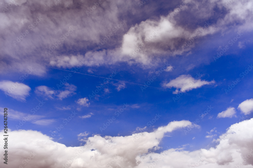 Obraz premium Light clouds in the blue sky