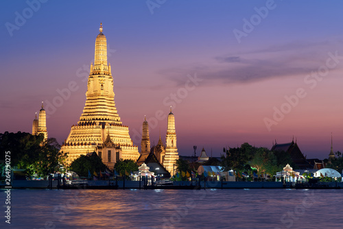 Wat Arun Ratchawararam (the Temple of Dawn) at sunset, Bangkok, Thailand © surachetkhamsuk