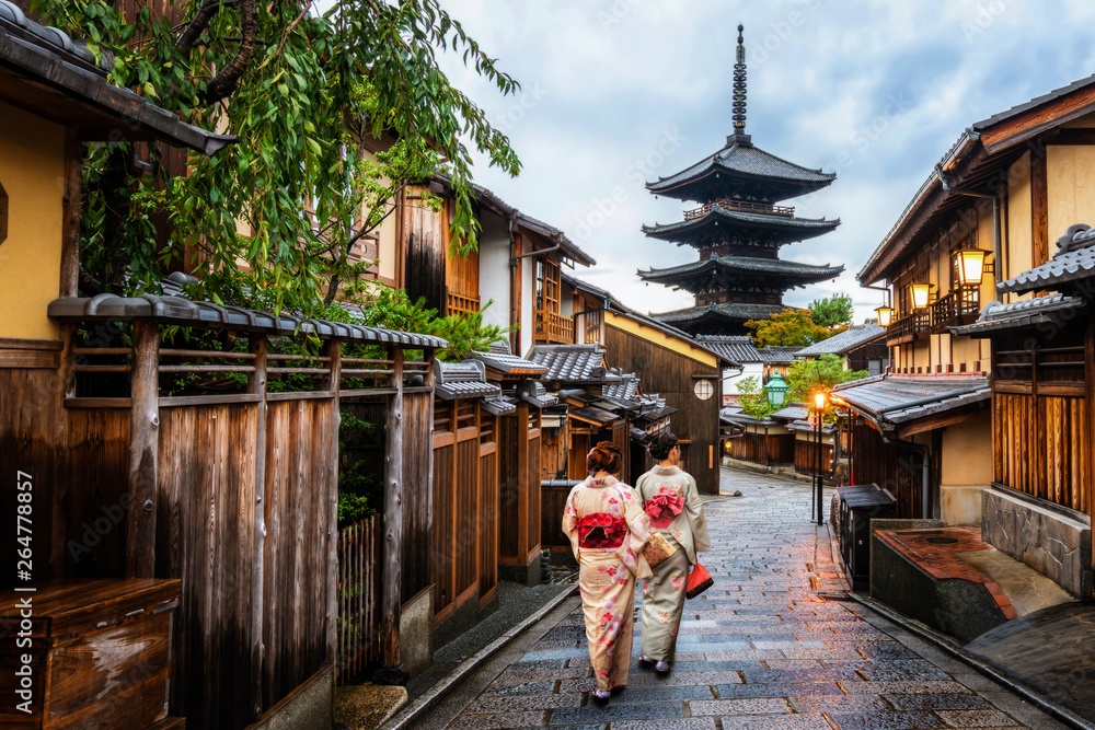 Naklejka premium Kyoto, Japan Culture Travel - Azjatycki podróżnik chodzący w tradycyjnym japońskim kimonie w dzielnicy Higashiyama na starym mieście w Kioto w Japonii.
