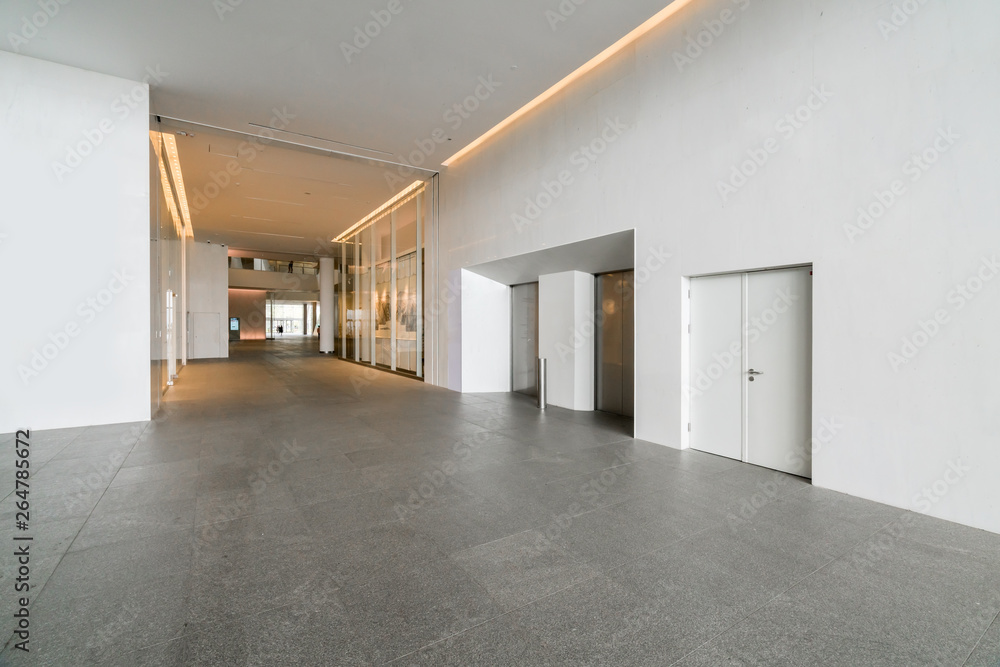 Obraz premium Entrance hall and empty floor tile, interior space
