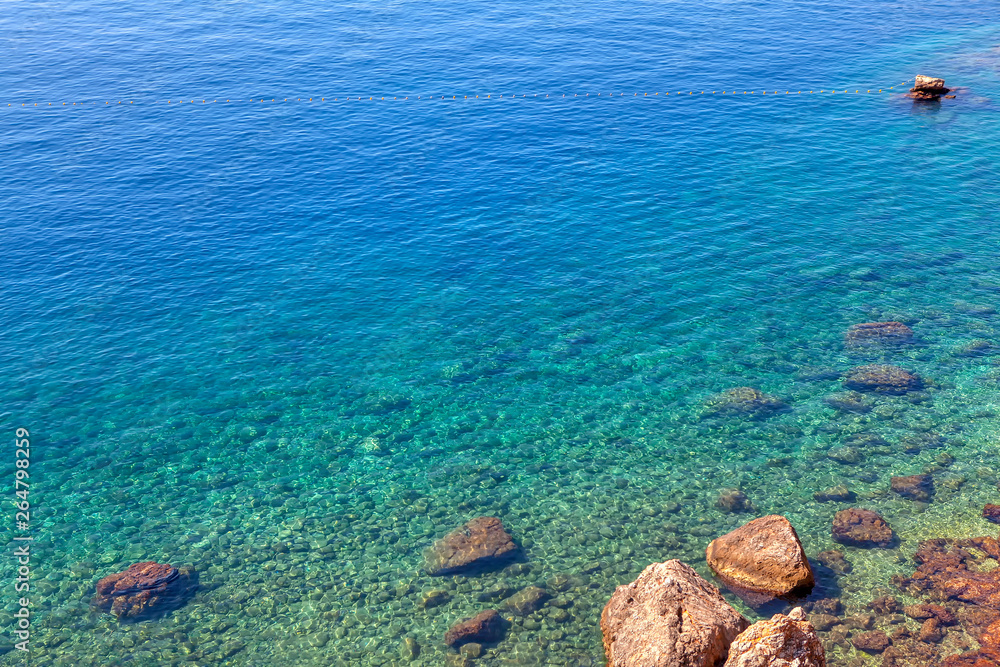 Obraz premium clear tropical waters with rocks 