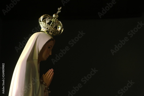 Sainte-Vierge couronnée. / Crowned Virgin Mary.