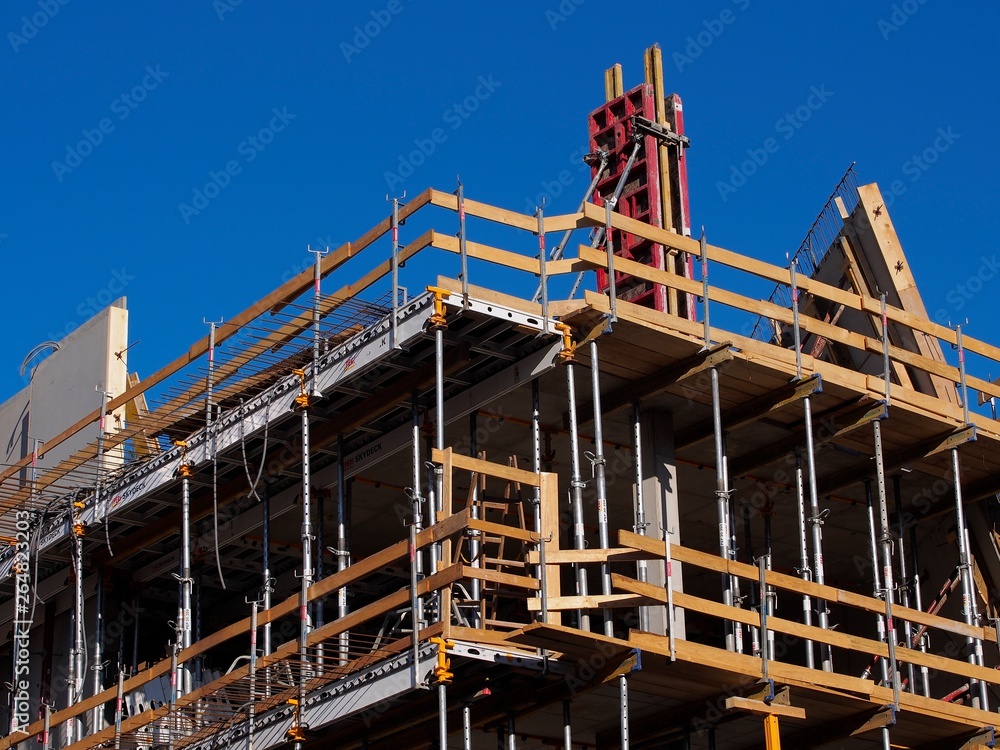 Baustelle - Metallsteher stützen Betondecke ab	