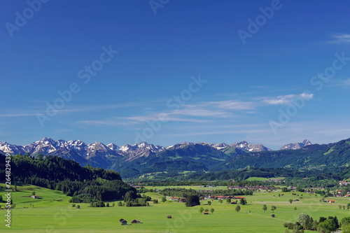 Landschaft mit Berge und Dörfer in den Alpen, Bayern