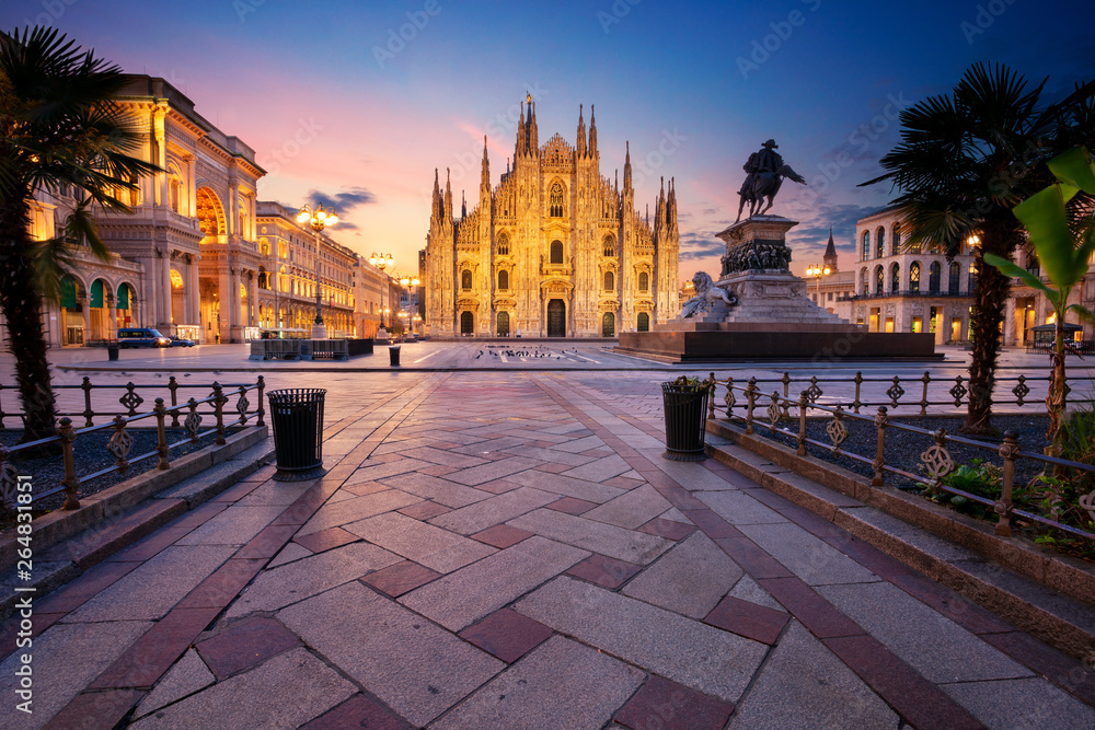 Naklejka premium Mediolan, Włochy. Obraz gród Mediolan, Włochy z katedrą w Mediolanie podczas wschodu słońca.