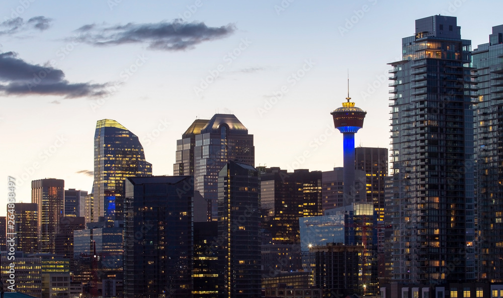 Obraz premium Downtown Calgary close up view with Calgary Tower at sunset