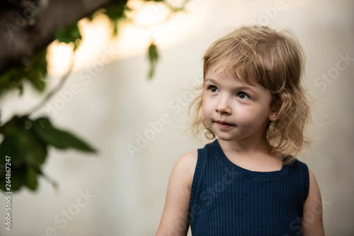 Niña rubia blanca sonrisas