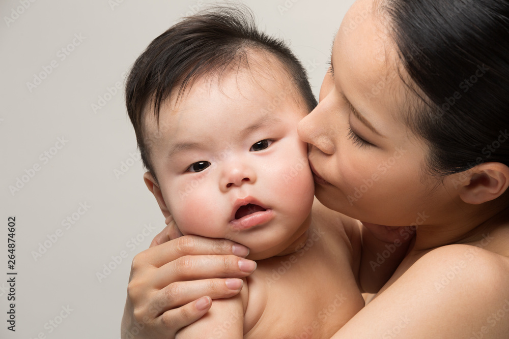 赤ちゃんにキスをする母親 Stock Photo Adobe Stock 赤ちゃんにキスをする母親 Stock Photo Adobe Stock