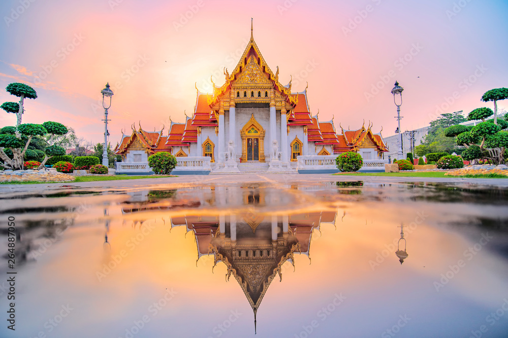 Obraz premium Marble Temple of Bangkok, Thailand. The famous marble temple Benchamabophit.