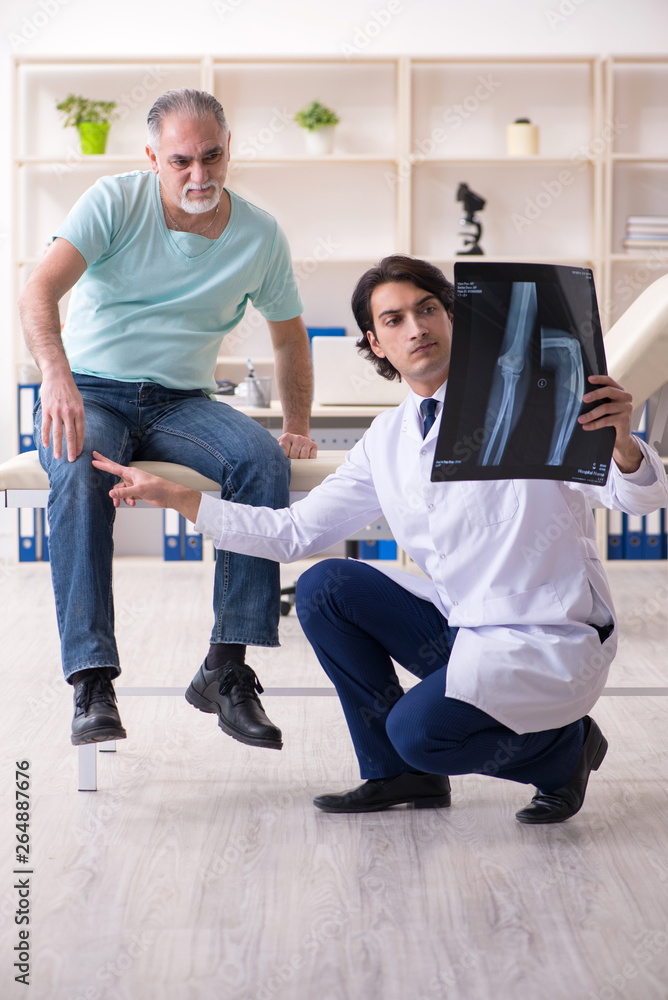Obraz premium Old man visiting young male doctor 