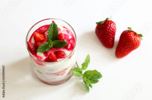 Dessert in bicchieri con fragole fresche e yogurt  su sfondo bianco