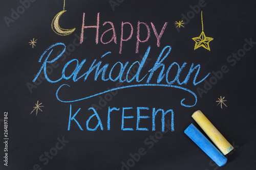 Obraz na płótnie Happy Ramadan Kareem text on chalkboard w salonie