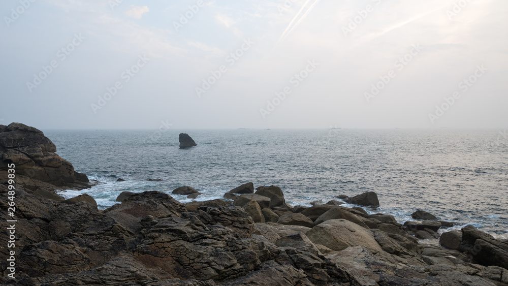 Küste mit Felsen in der Bretagne, France, Brittany, Department Finistere