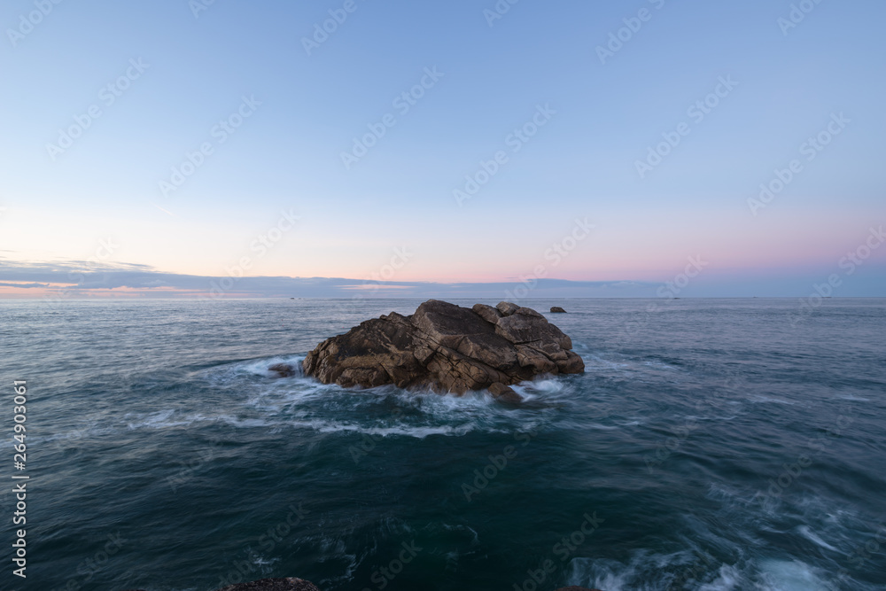 Großer Felsen im Meer bei Sonnenuntergang, Frankreich, Bretagne, Finistere Großer Felsen im Meer bei Sonnenuntergang, Frankreich, Bretagne, Finistere