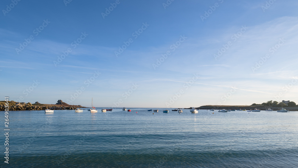 Bucht an der bretonischen Küste in Frankreich mit Booten, Bretagne, Department Finistere