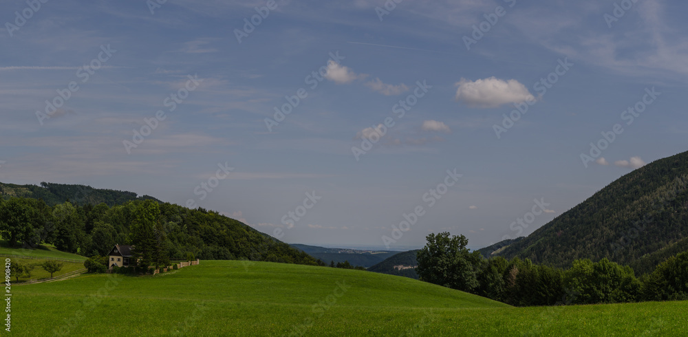 gruene huegel landschaft panorama