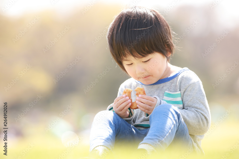 ドーナツを食べる男の子