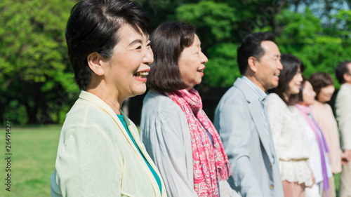 シニア 笑顔 同窓会