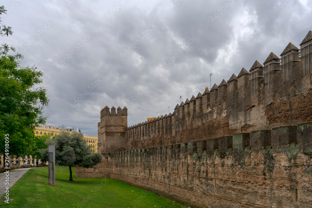 Antigua muralla defensiva de la ciudad de Sevilla, España