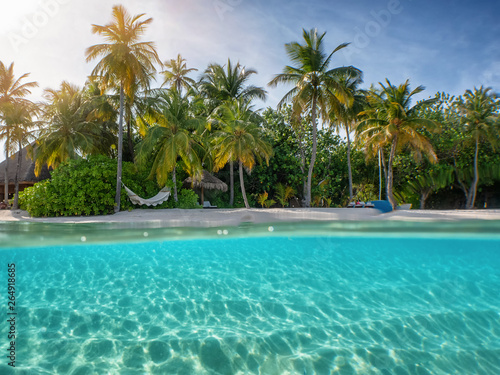 Blick auf einen tropischen Paradies Strand mit Palmen und türkisem Meer