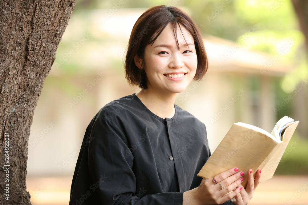 読書する女性 読書する女性