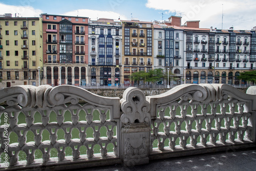 Fotografie Bunte Fassaden in Bilbao gesehen von der Terrasse der Ribera Markthalle